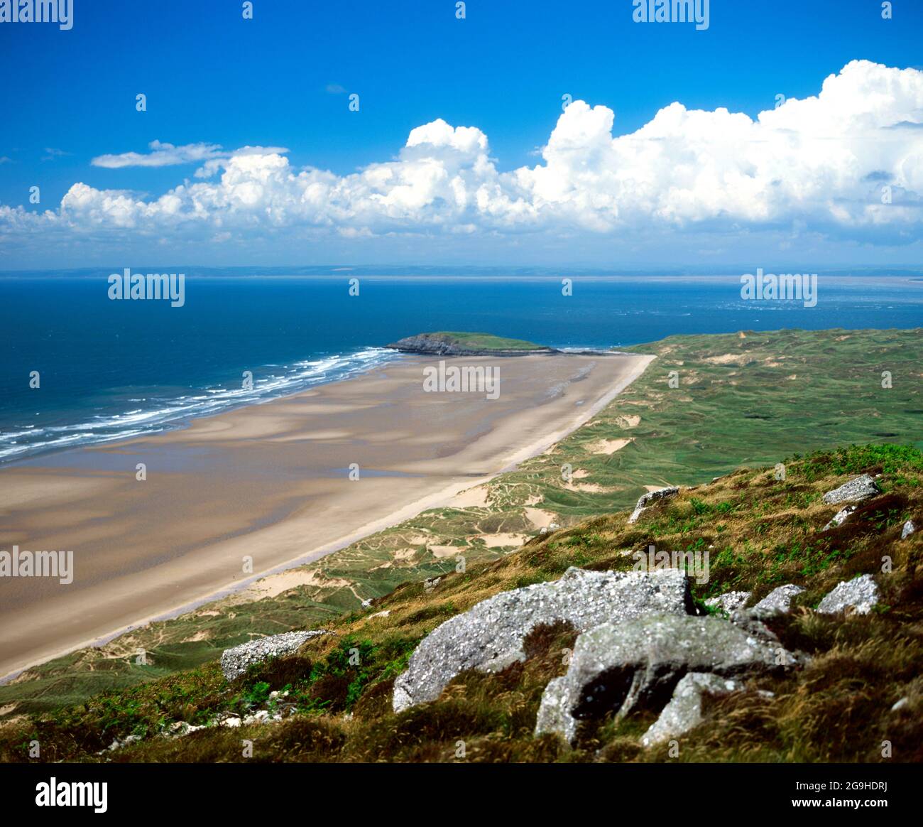 Rhossili Bay e Burry Holms Island da Rhossili Downs, Rhossili, penisola di Gower, Galles del Sud. Foto Stock