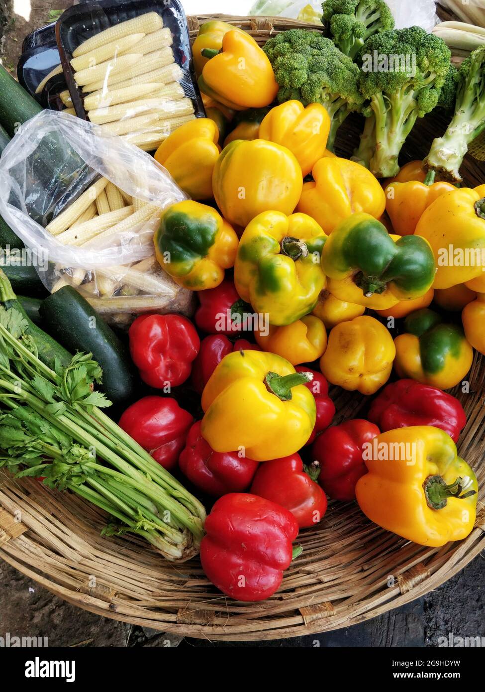 Peperoni colorati in vendita a Mumbai Foto Stock