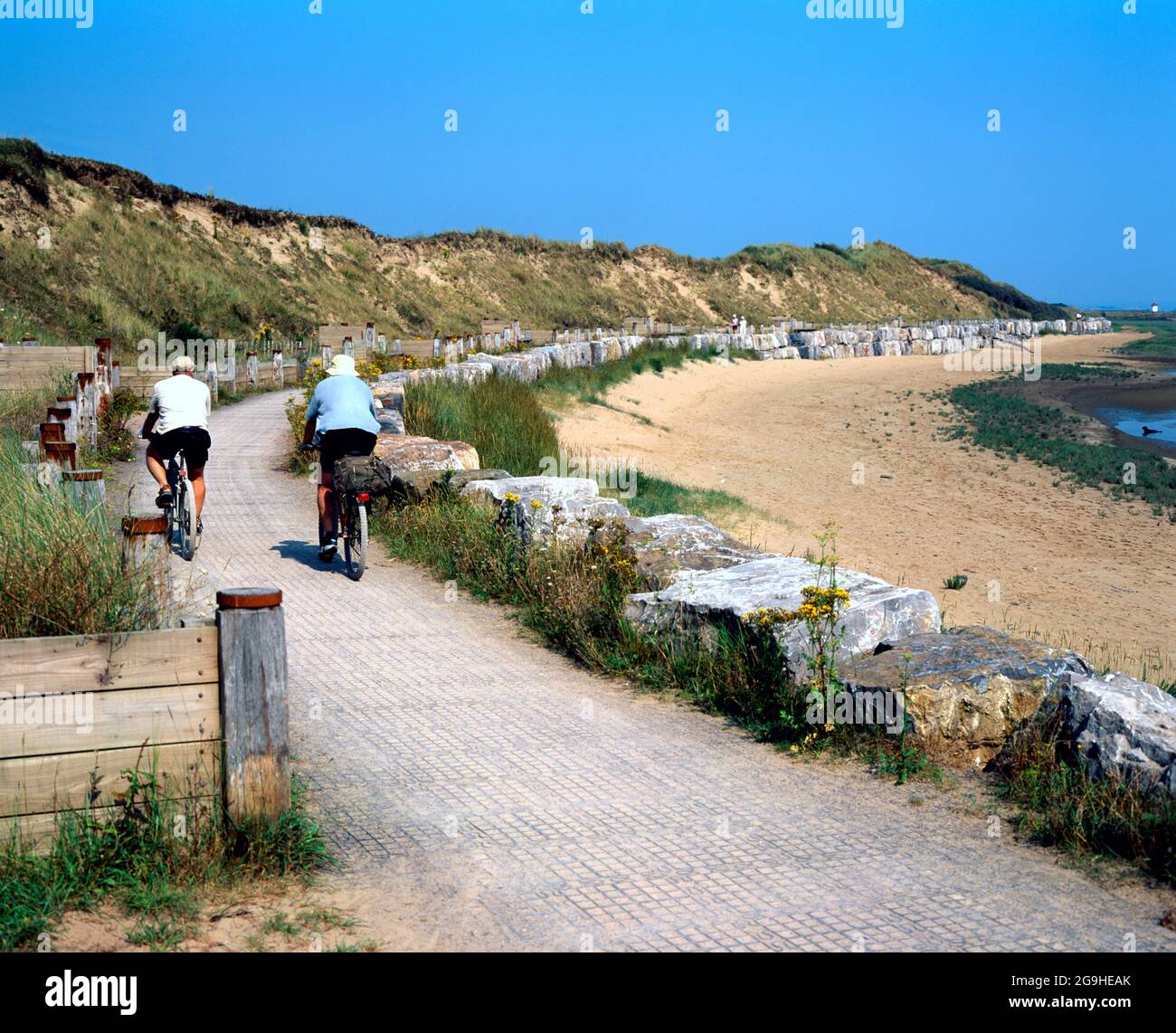 Ciclisti sul Millennium Coastal Path, Pembrey, Carmarthensshire, Galles del Sud. Foto Stock