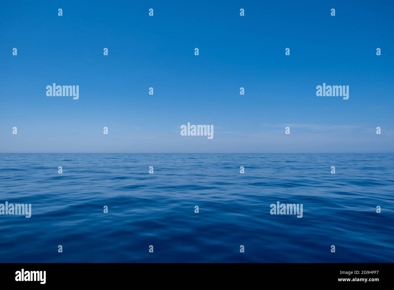 Mare calmo con piccole increspature, fondo azzurro. Sfumature di blu, ancora acqua blu profondo colore oceano, struttura. Spazio vuoto, estate va Foto Stock