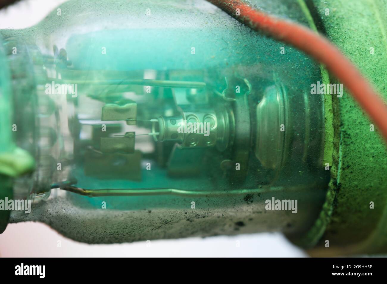 Connettori sul retro del tubo catodico del televisore o del monitor tv usato e polveroso. Tecnologia retro vintage. Vista sfocata sfocata Foto Stock