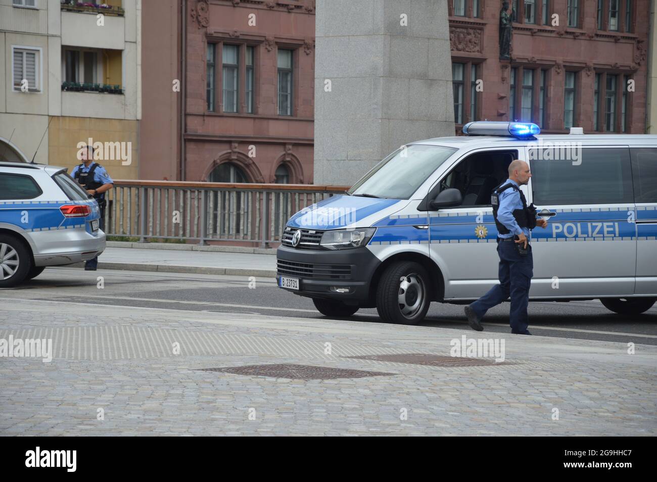 La ripresa del film d'azione "Retribution" sul Rathausbrücke (ponte) a Berlino, Germania - 22 luglio 2021. Foto Stock