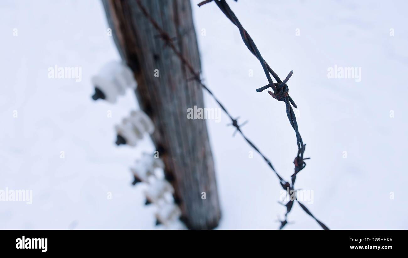 Recinzione elettrica con fili spinti nel campo di concentramento e sterminio DI AUSCHWITZ-BIRKENAU, ex nazista più grande della Germania. Stagione invernale. Paesaggio innevato. Foto Stock