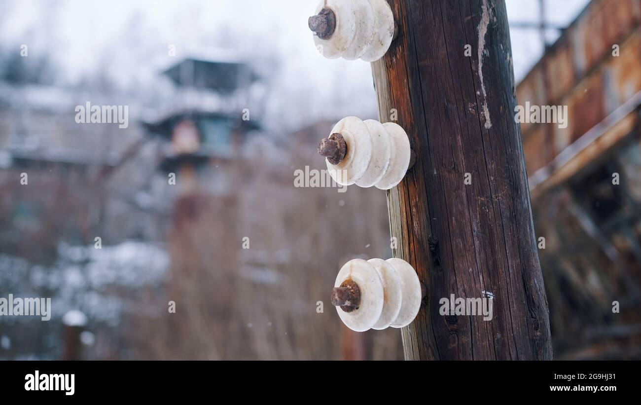 Cracovia, Polonia 03.02.2021 - Liban Quarry o Krakus Mound Quarry pali elettrici di recinzione durante la stagione invernale. Le vittime dei campi di lavoro nazisti durante la seconda guerra mondiale sono state tenute qui. Vista in primo piano. Foto Stock