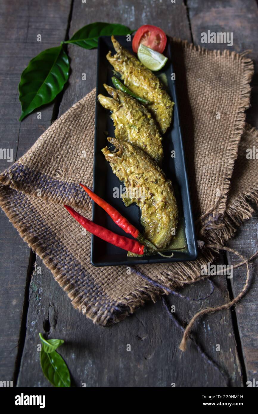 Fotografia di cibo pesce di fondo in salsa di senape. Primo piano, messa a fuoco selettiva. Foto Stock