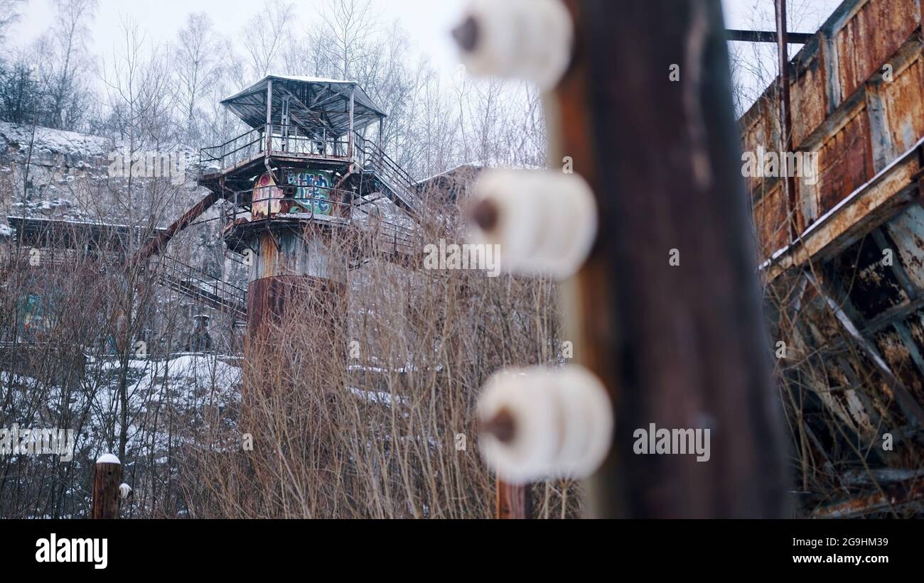 Cracovia, Polonia 03.02.2021 - Liban Quarry o Krakus Mound Quarry pali elettrici di recinzione durante la stagione invernale. Le vittime dei campi di lavoro nazisti durante la seconda guerra mondiale sono state tenute qui. Vista in primo piano. Foto Stock