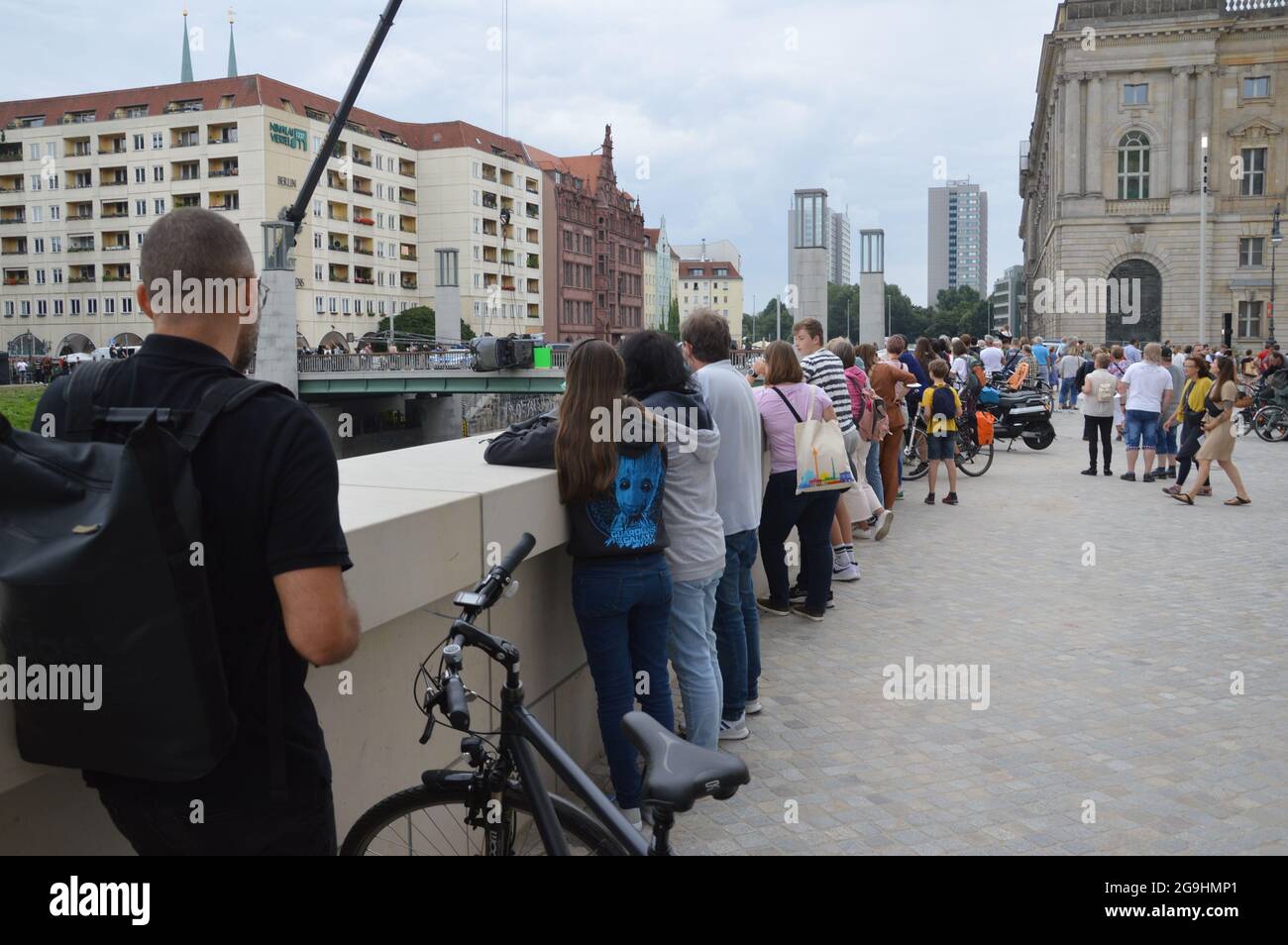 La ripresa del film d'azione "Retribution" sul Rathausbrücke (ponte) a Berlino, Germania - 22 luglio 2021. Foto Stock