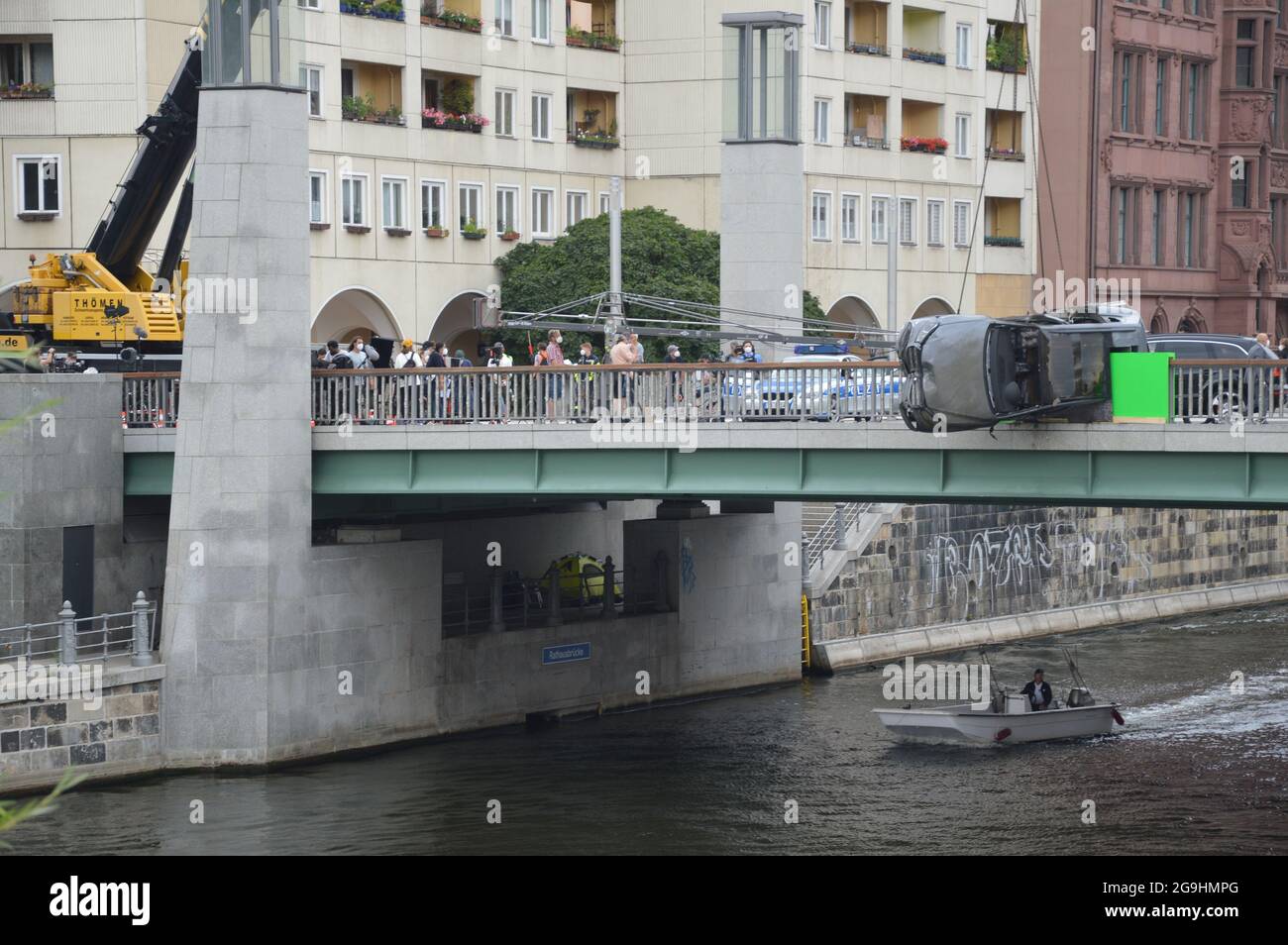 La ripresa del film d'azione "Retribution" sul Rathausbrücke (ponte) a Berlino, Germania - 22 luglio 2021. Foto Stock