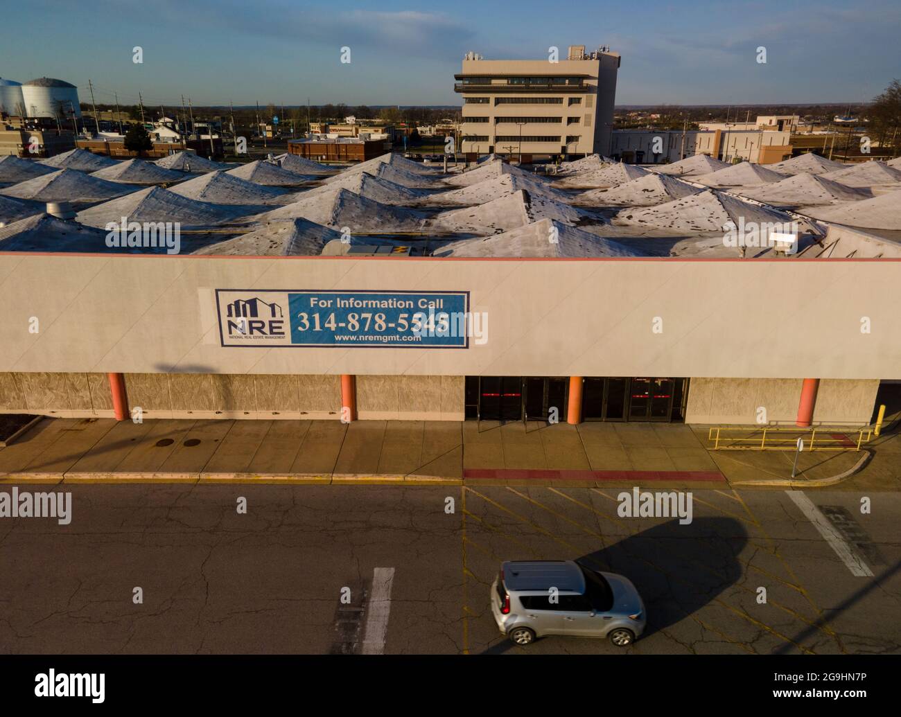 Sunrise attraversa lo spazio vuoto disponibile per il noleggio in un ex KMart a Mehlville, vicino a St. Louis, Missouri USA. Foto Stock