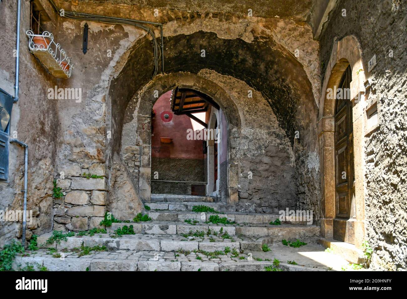 Carpineto Romano, 24 luglio 2021. Un antico arco all'ingresso di un antico palazzo in una cittadina medievale del Lazio. Foto Stock