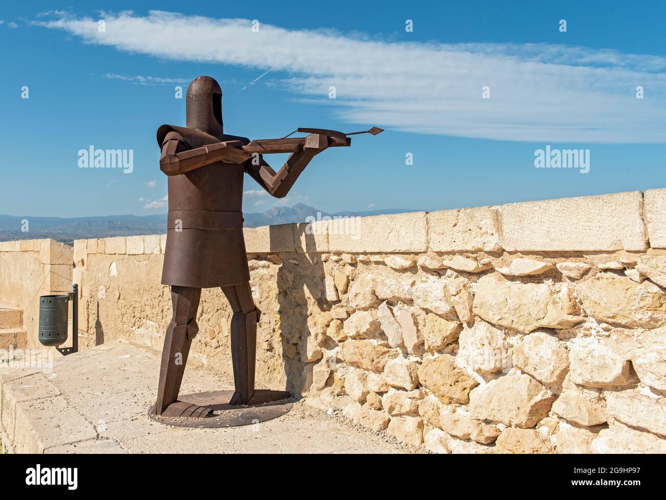 Statua in metallo del cavaliere in armatura, Castello di Santa Bárbara, Alicante (Alacant), Spagna Foto Stock