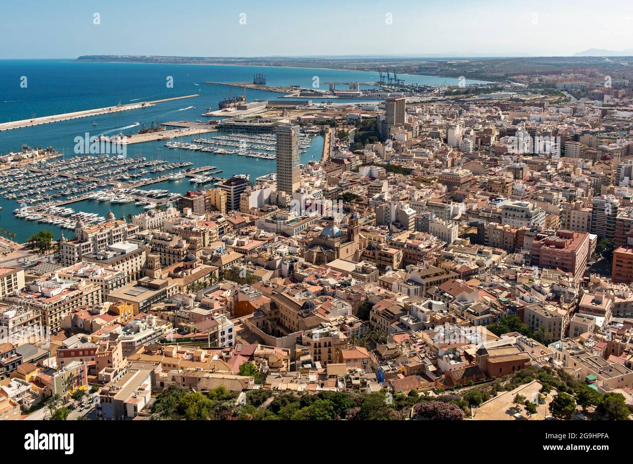 Vista della città vecchia di Alicante dal Castello di Santa Bárbara sul Monte Benacantil, Alacant, Spagna Foto Stock