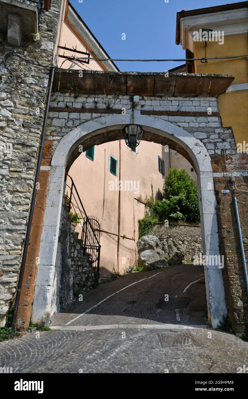 Carpineto Romano, 24 luglio 2021. Un antico arco all'ingresso di un antico palazzo in una cittadina medievale del Lazio. Foto Stock