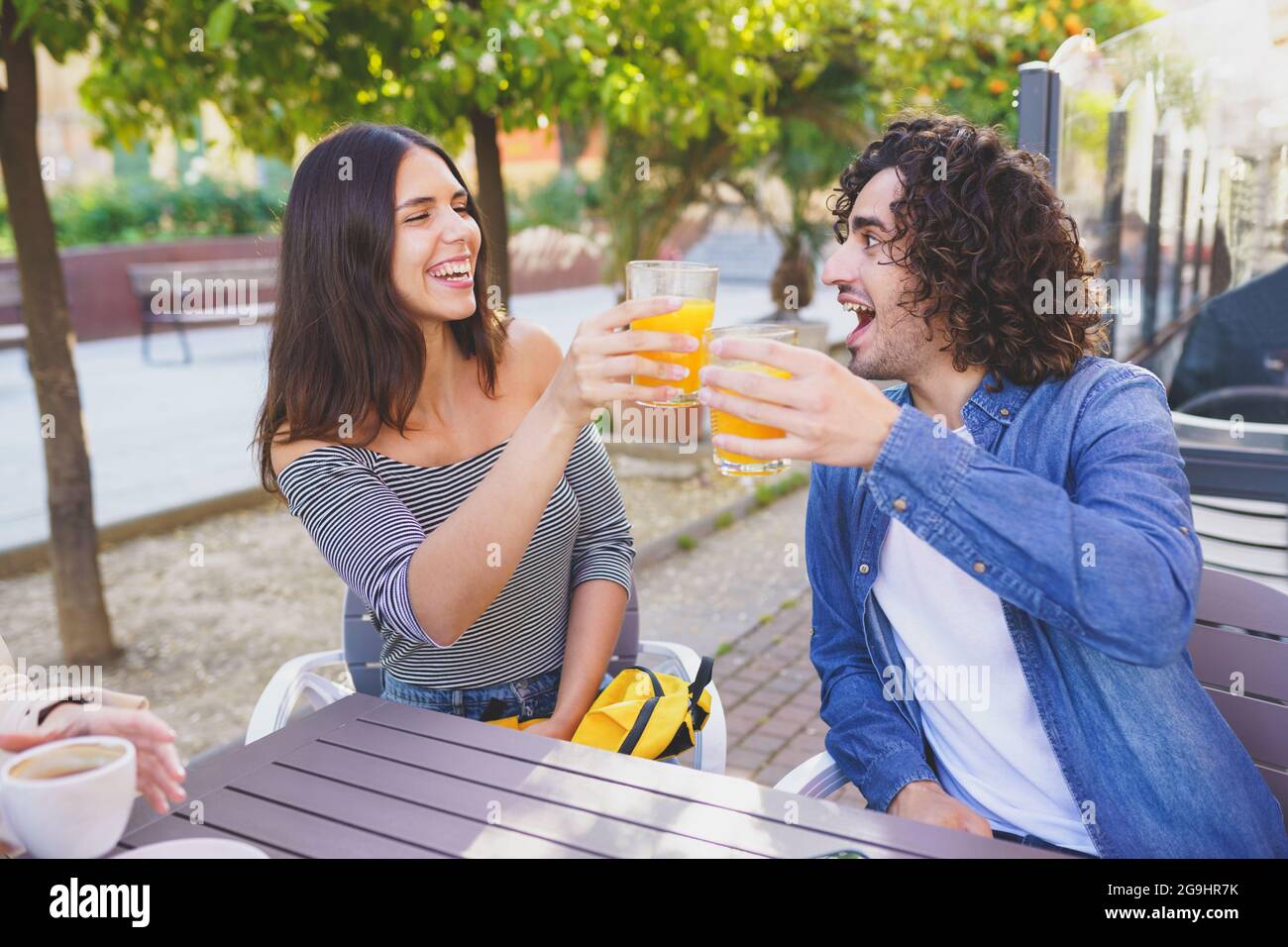 Coppia di amici che tostano mentre si beve con loro gruppo multietnico di amici Foto Stock