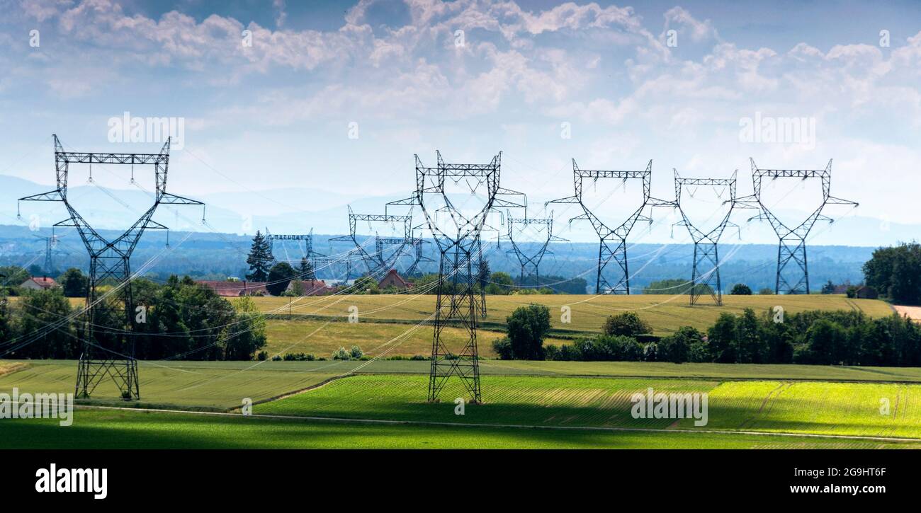 Linee ad alta tensione, dipartimento Allier, Auvergne Rodano Alpi, Francia, Europa Foto Stock