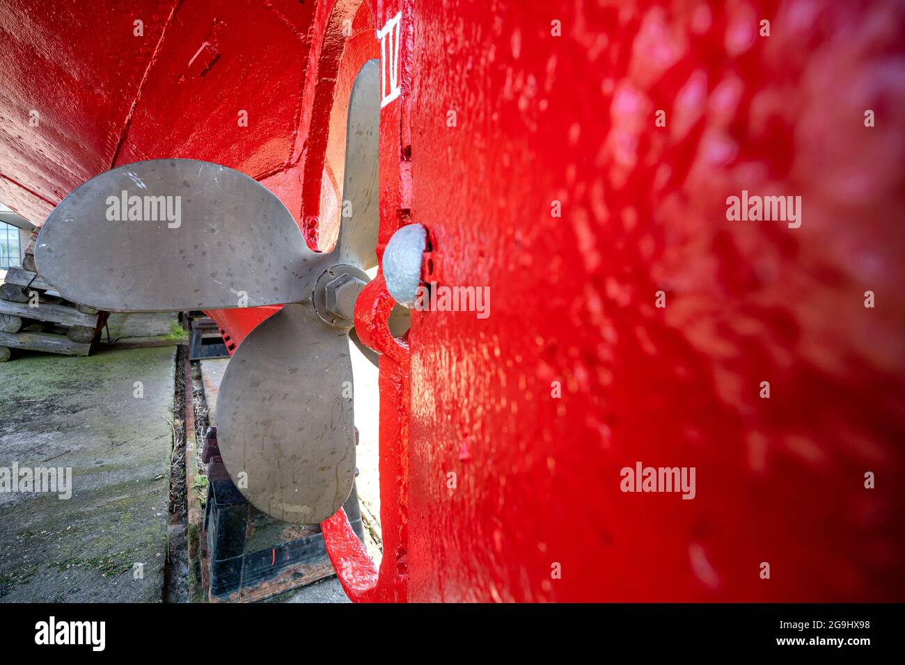 elica di un vecchio peschereccio in cantiere Foto Stock