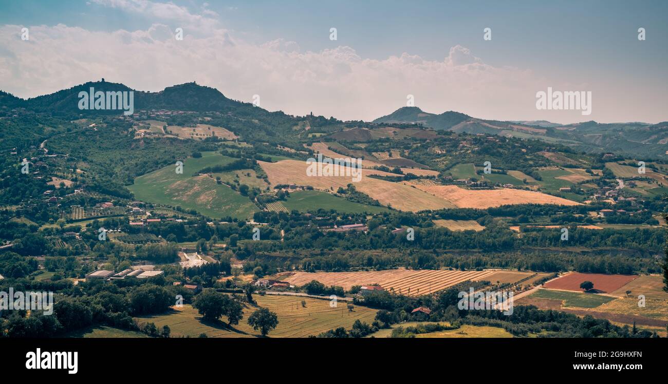 Terreno coltivato nella valle del fiume Marecchia in provincia di Rimini, Emilia e Romagna, Italia. Foto Stock