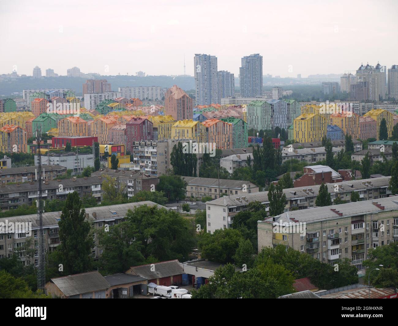 Colorati edifici di appartamenti di una residenza privata sulla riva sinistra di Kiev, Ucraina tra gli edifici grigi sovietici Foto Stock