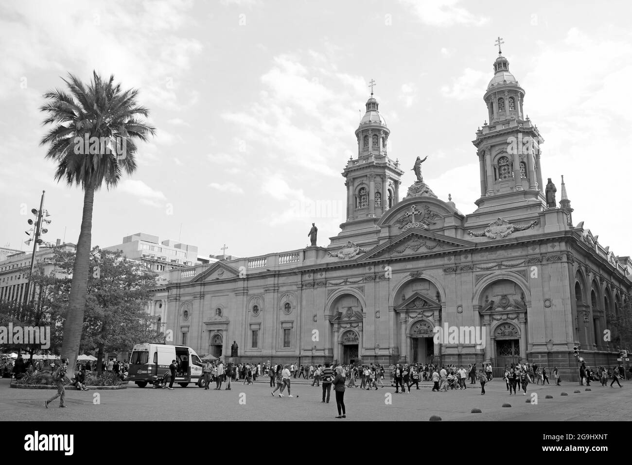 La Cattedrale Metropolitana di Santiago, incredibile punto di riferimento sulla Plaza de Armas di Santiago, Cile a Monocromo Foto Stock