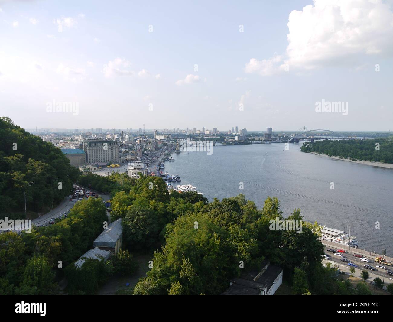 Il fiume Dnieper che scorre attraverso la capitale dell'Ucraina, la città di Kiev, in estate Foto Stock