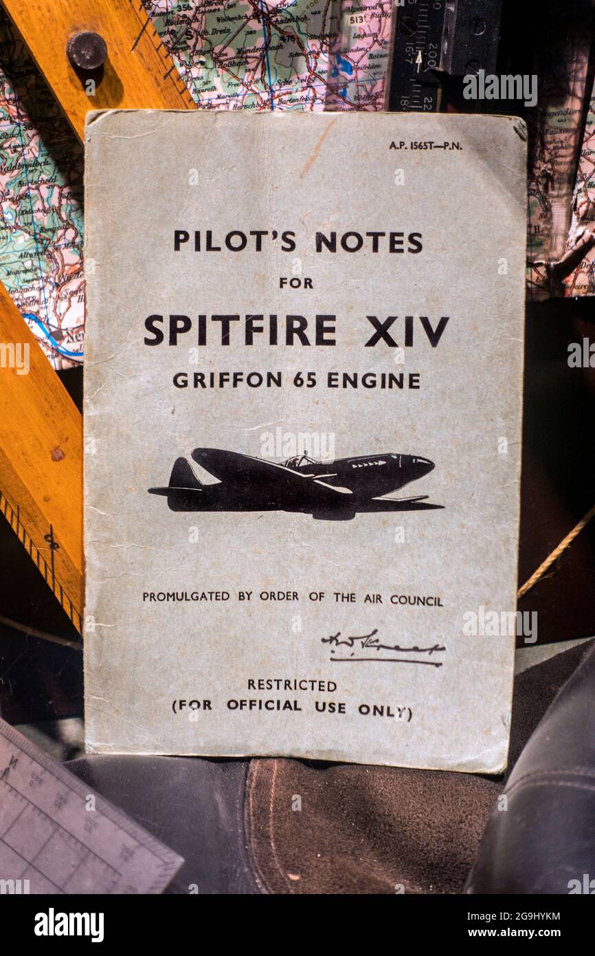 WW2 Royal Air Force: Note del pilota per Spitfire XIV Griffon 65 Engine Foto Stock