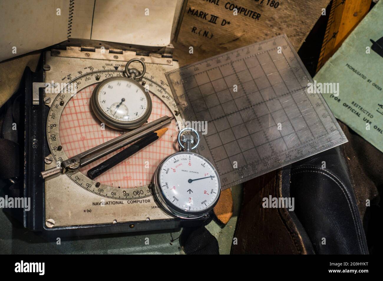 Computer di navigazione britannico della seconda guerra mondiale per il calcolo delle correzioni di altezza, il cronometro Nero Lemania, utilizzato dai piloti RAF durante la seconda guerra mondiale Foto Stock