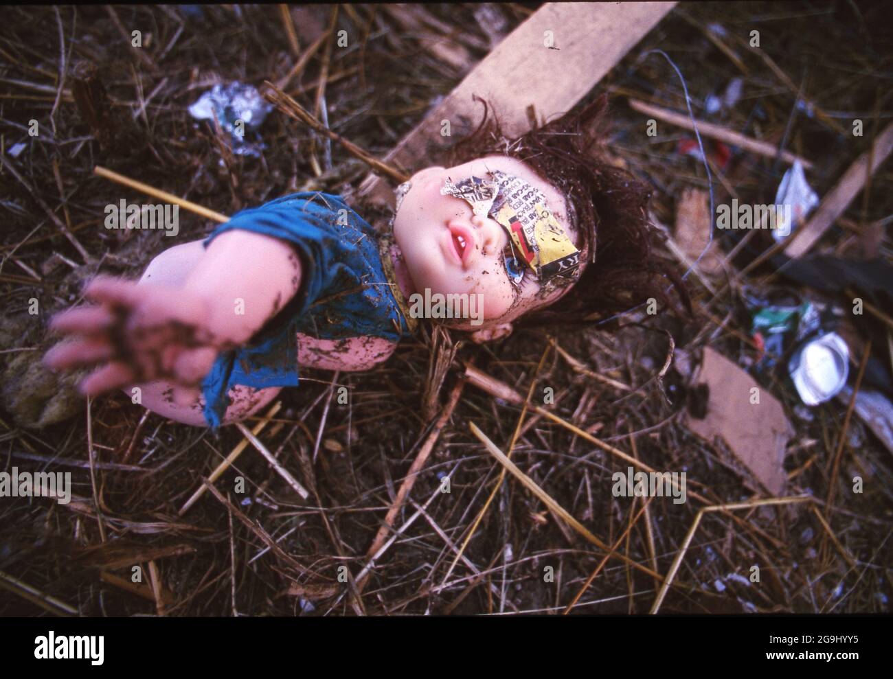 Jarrell Texas USA, 28 maggio 1997: Parte della bambola di un bambino giace tra le macerie lasciate dopo un tornado di categoria 5 che ha colpito la città centrale del Texas di Jarrell il 27 maggio 1997, uccidendo 27 persone e distruggendo decine di case. ©Bob Daemmrich Foto Stock