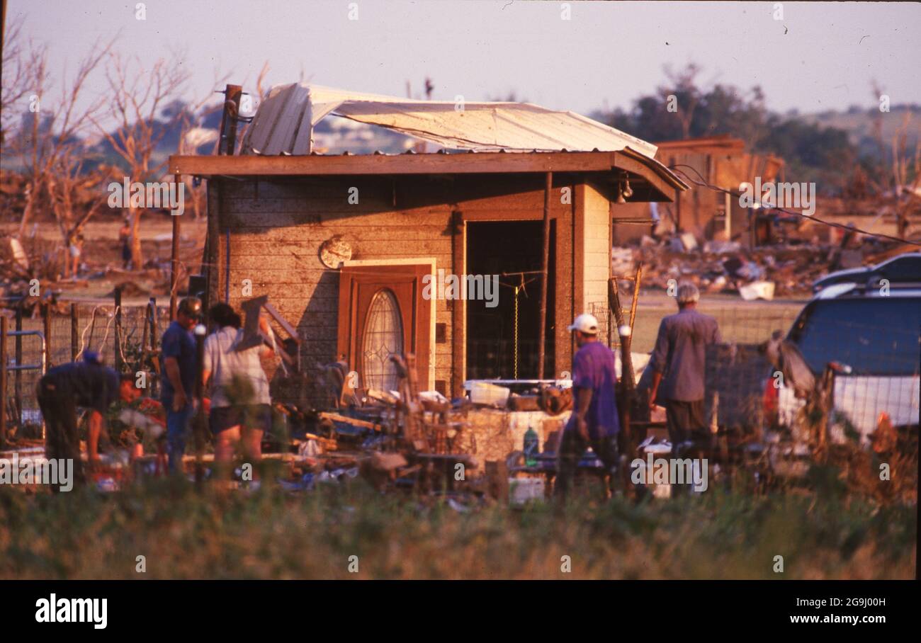 Jarrell Texas USA, 28 maggio 1997: I vicini e i soccorritori controllano una casa danneggiata dopo un tornado di categoria 5 che ha colpito la città centrale del Texas di Jarrell il 27 maggio. La tempesta distruttiva uccise 27 persone e distrusse decine di case. ©Bob Daemmrich Foto Stock