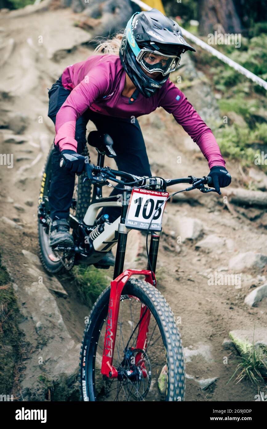 WELZEL Justine durante l'evento iXS European Downhill Cup, Mountain Bike  bike il 25 luglio 2021 a pila, Italia - Foto Olly Bowman / DPPI Foto stock  - Alamy