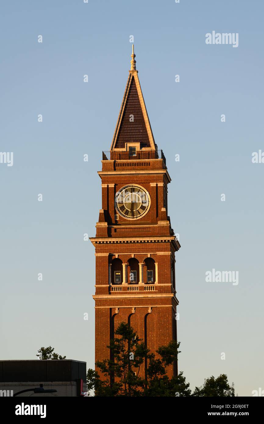 Seattle - 25 luglio 2021; Torre dell'Orologio alla luce del primo mattino. La struttura si trova in cima alla stazione ferroviaria di King Street a Seattle, Washington Foto Stock