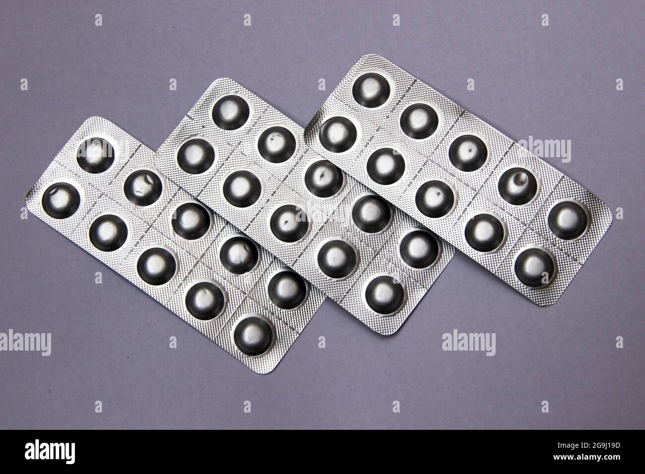 Fogli di alluminio confezionati con bolle contenenti compresse medicinali prescritte Foto Stock