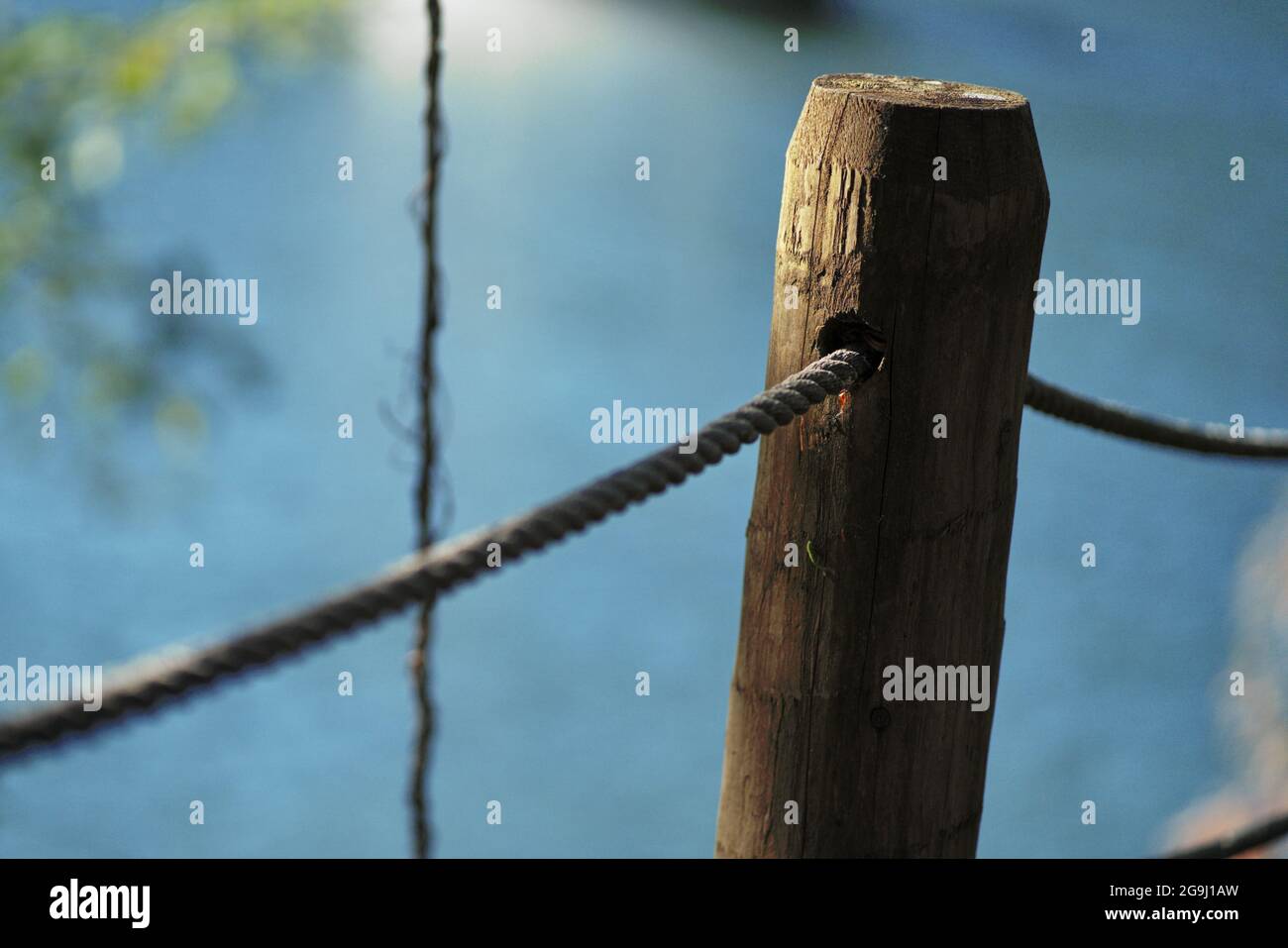 Corda recinzione molo corda palo legno palo Foto Stock
