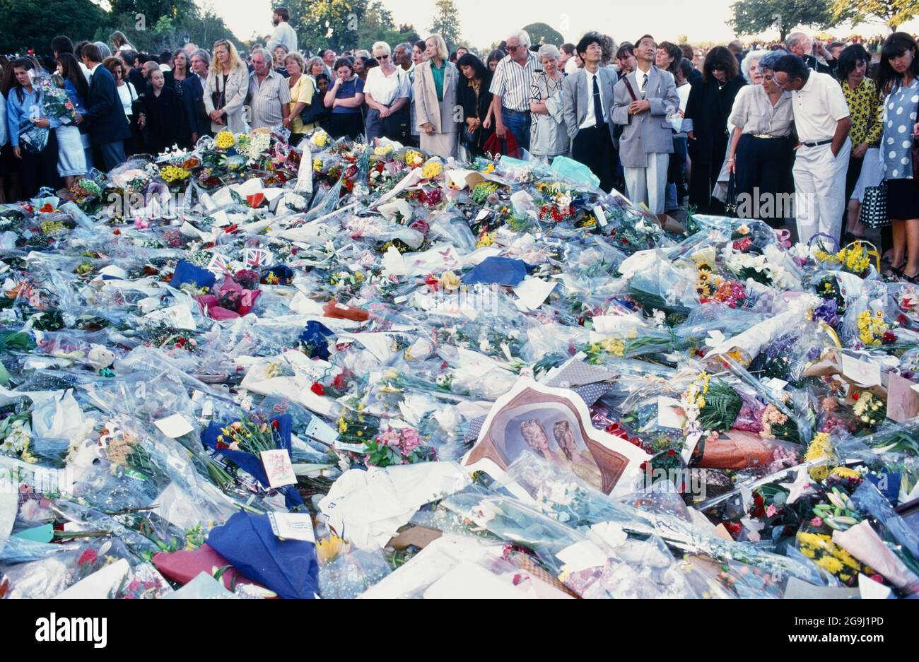 Tributi floreali per la principessa Diana dopo la sua morte il 31.08.97, Kensington Palace, Kensington Gardens, Londra. REGNO UNITO Foto Stock