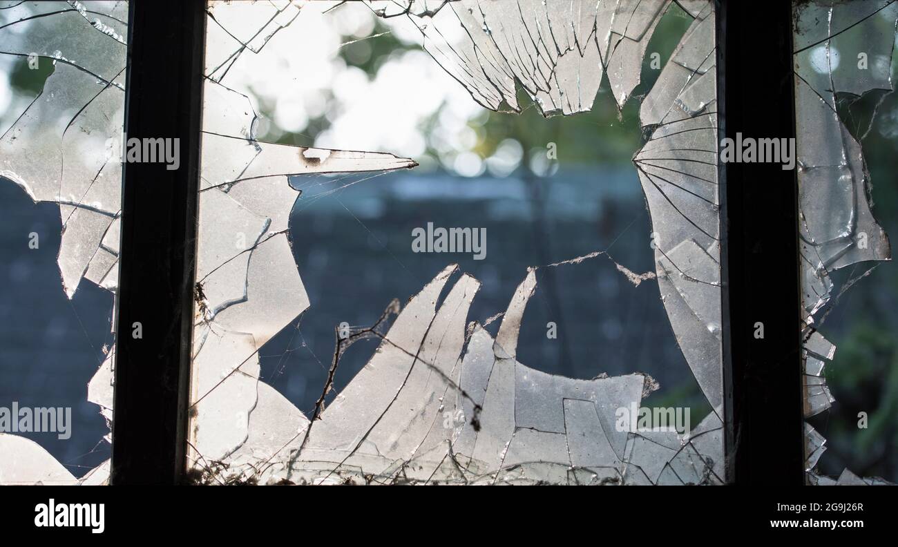 Vetro rotto in un vecchio telaio della finestra Foto Stock
