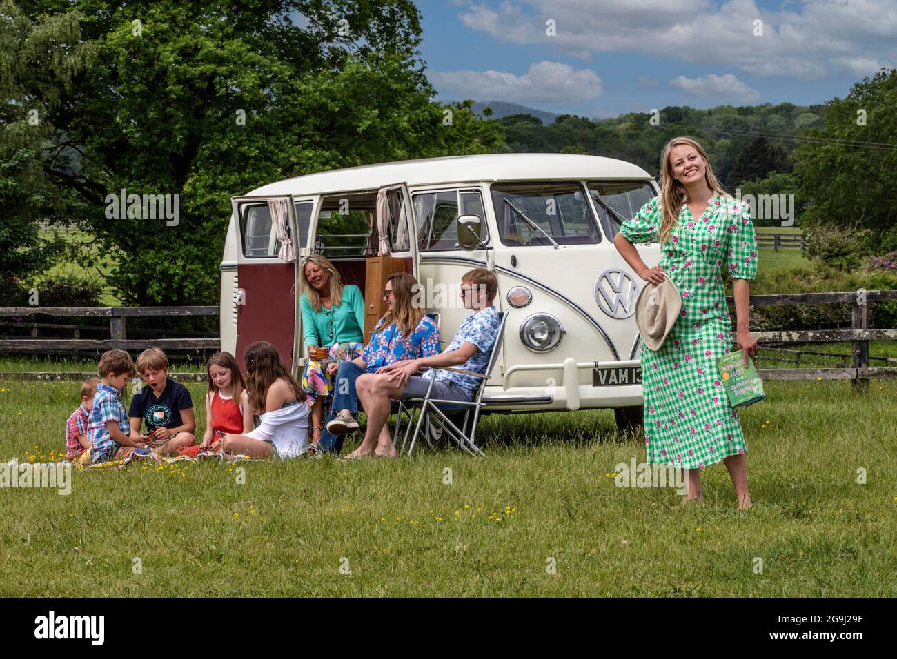 Famiglia a Woodfire Camping vicino Petworth in West Sussex con un campervan VW retro 1966, Inghilterra, Regno Unito Foto Stock