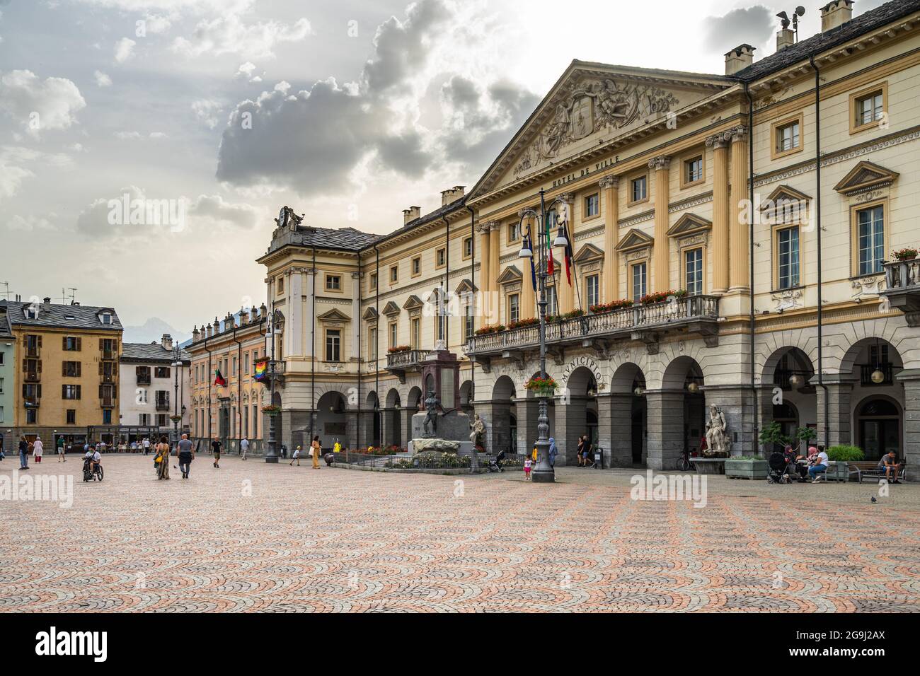 Vista panoramica sulla piazza principale del centro storico di Aosta con il palazzo neoclassico del municipio. Aosta, Italia, giugno 2021 Foto Stock