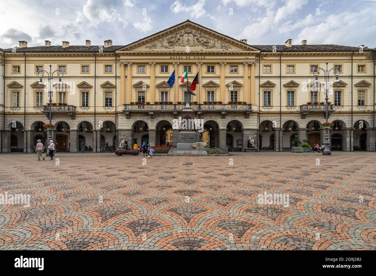 Il municipio di Aosta, un edificio neoclassico eretto nel 1839 e situato nella piazza principale di Aosta. Aosta, Italia, giugno 2021 Foto Stock