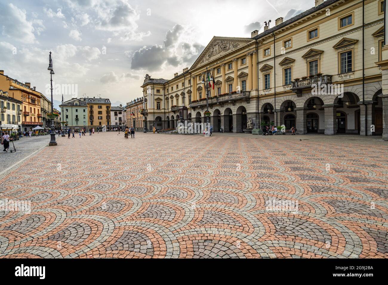Vista panoramica sulla piazza principale del centro storico di Aosta con il palazzo neoclassico del municipio. Aosta, Italia, giugno 2021 Foto Stock