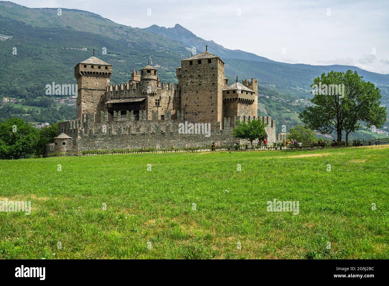 Vista sul Castello di Fenis, un famoso castello medievale in Valle d'Aosta e una delle principali attrazioni turistiche della regione Foto Stock