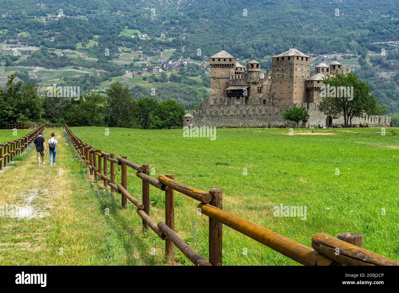 Percorso panoramico lungo il Castello Fenis, uno dei più visitati della Valle d'Aosta, Italia Foto Stock
