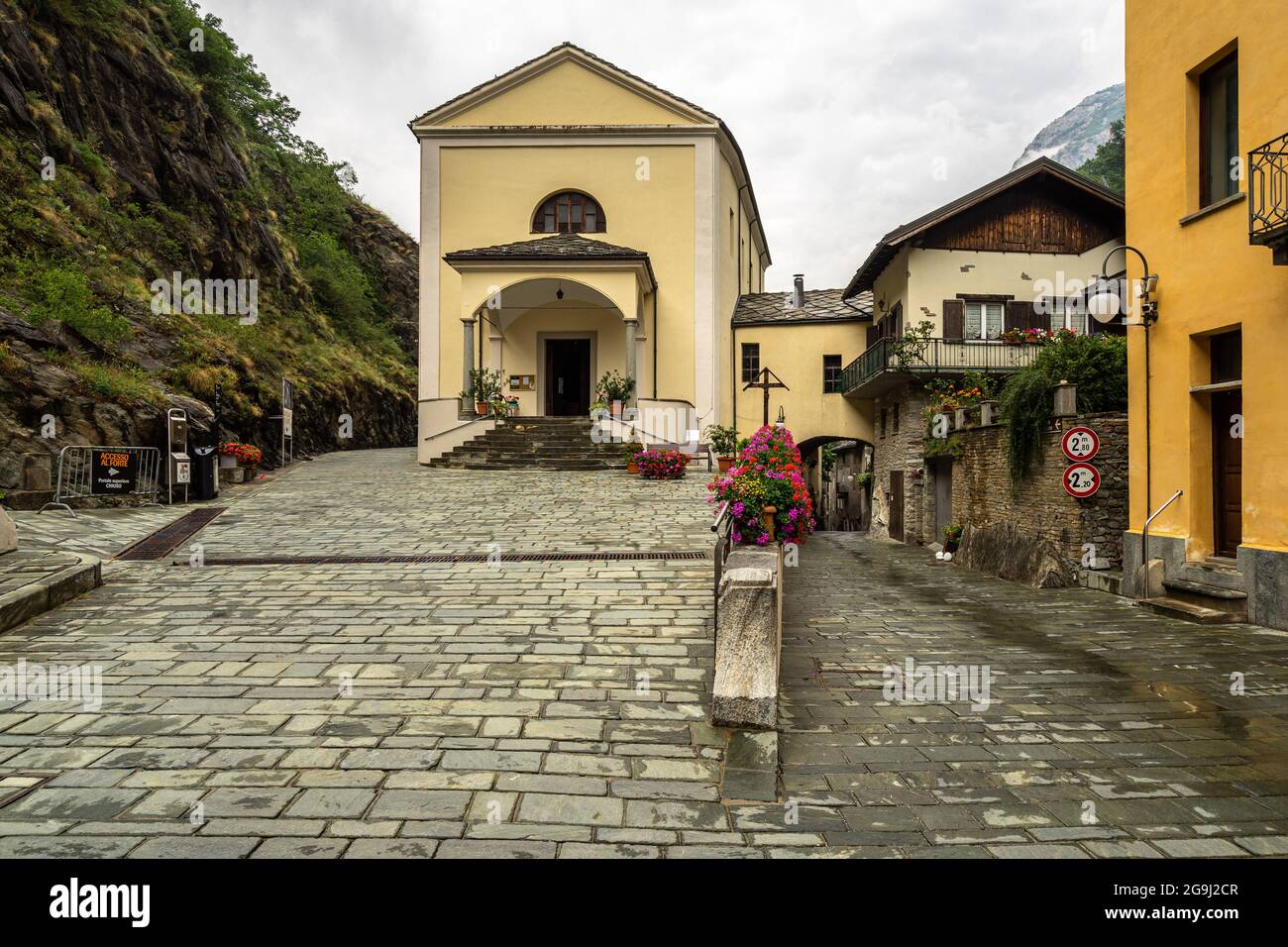 La pittoresca cittadina di Bard in Valle d'Aosta, uno dei più bei villaggi della Valle d'Aosta Foto Stock