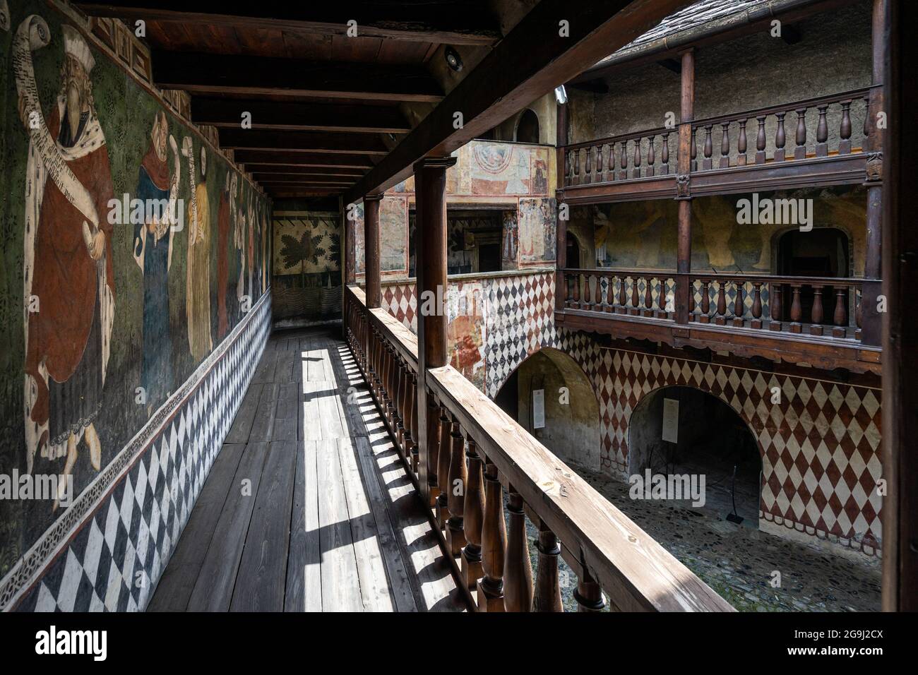 Cortile interno del Castello di Fenis con affreschi medievali che decorano le pareti. Fenis, Valle d'Aosta, Italia, giugno 2021 Foto Stock