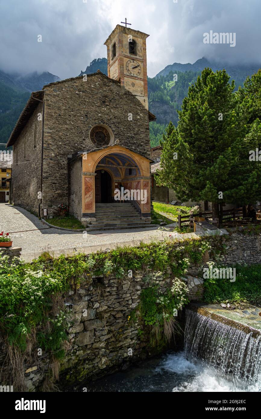 Antica chiesa di Sant'Antonio costruita nel XIV secolo, Chianale, Val Varaita, Piemonte, Italia Foto Stock