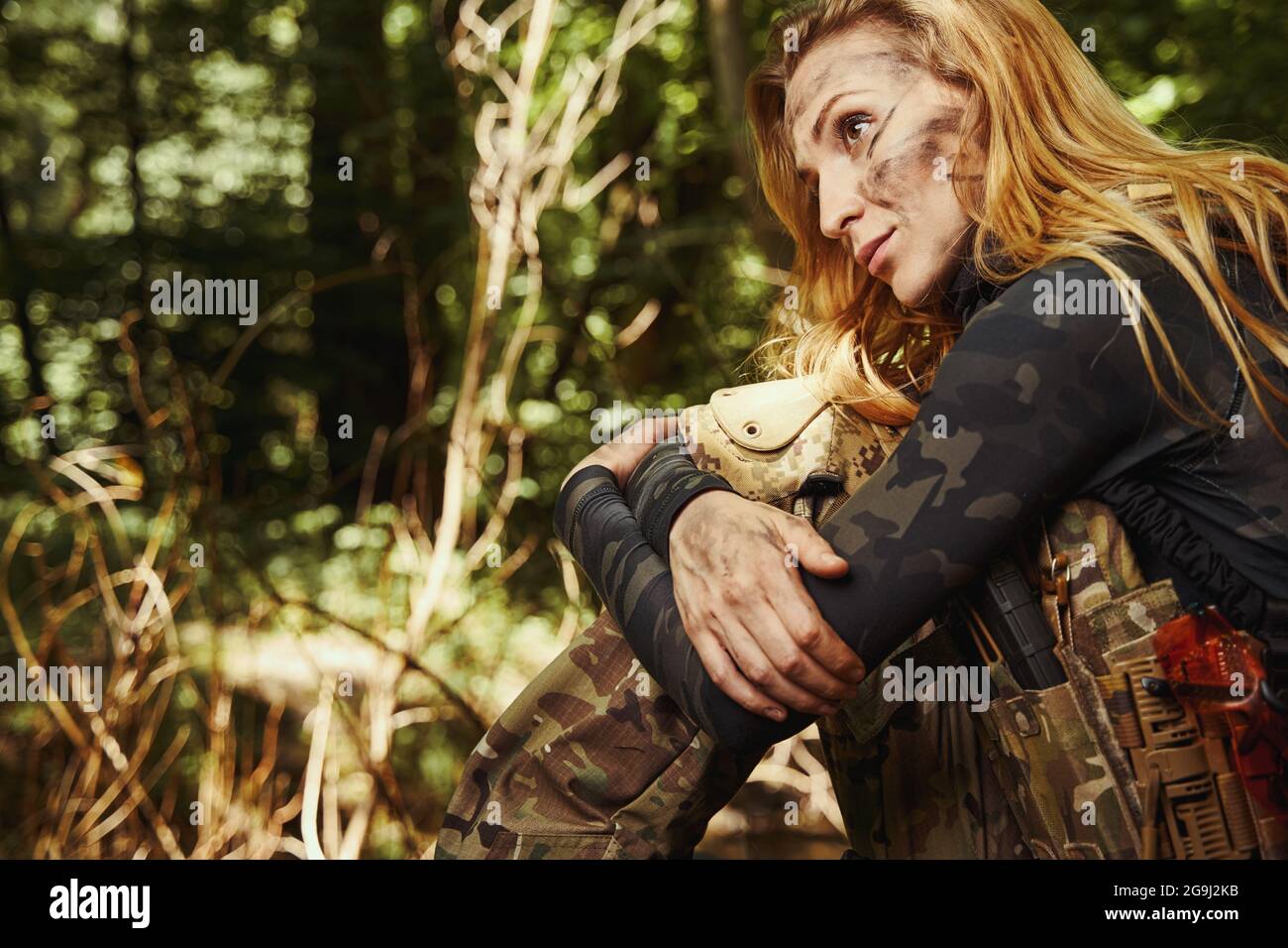 Carina persona femminile che lavora nell'esercito delle forze di terra Foto Stock