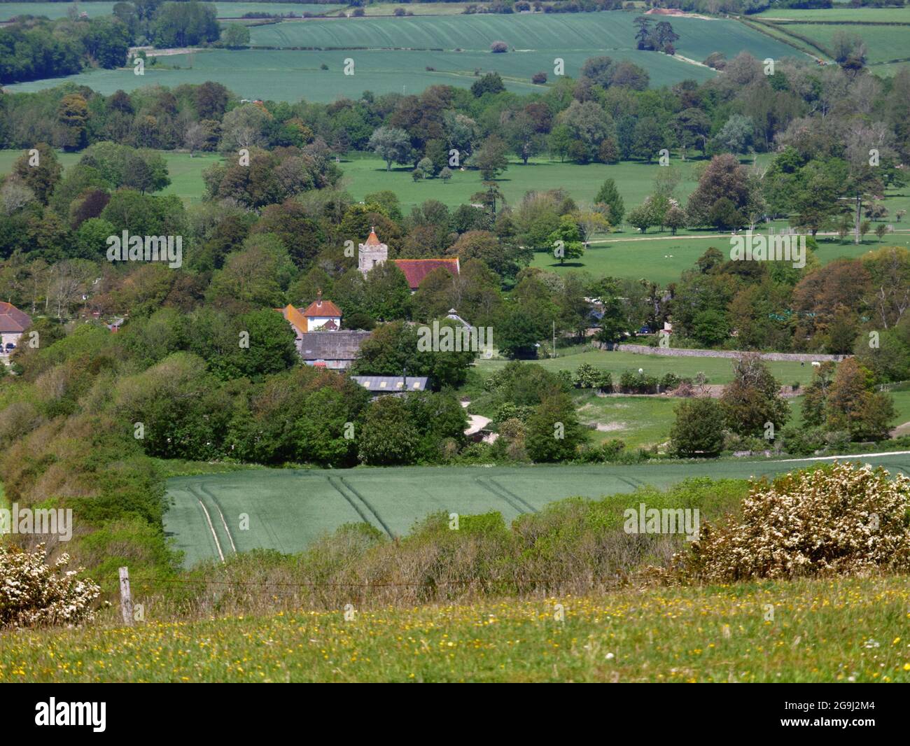 Il villaggio di Firle nei pressi di Lewes, visto dalla Via Downs Sud, Sussex. Foto Stock