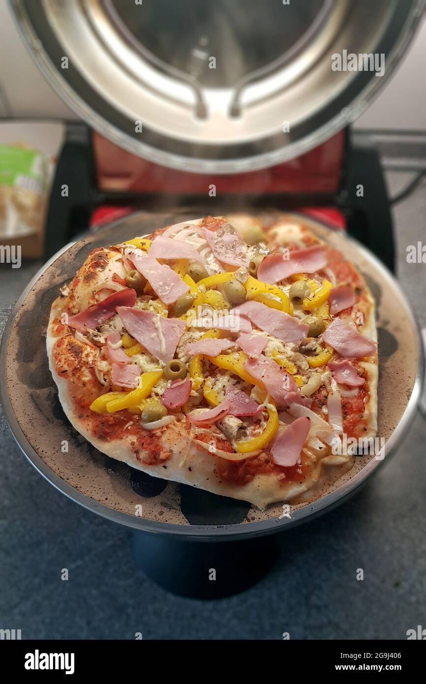 cottura a vapore della pizza calda fatta in casa su un forno di pietra Foto  stock - Alamy