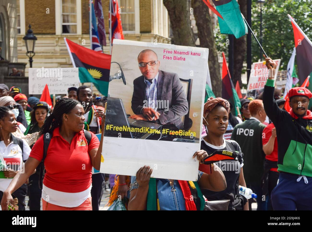 Londra, Regno Unito. 26 luglio 2021. Un dimostratore ha una foto di Nnamdi Kanu fuori Downing Street durante la protesta di Free Biafra. I dimostranti si sono riuniti a Whitehall chiedendo il rilascio di Nnamdi Kanu e domenica Adeyemo, alias domenica Igboho, e a sostegno dell'indipendenza per l'ex stato di Biafra, parte della Nigeria. Credit: SOPA Images Limited/Alamy Live News Foto Stock