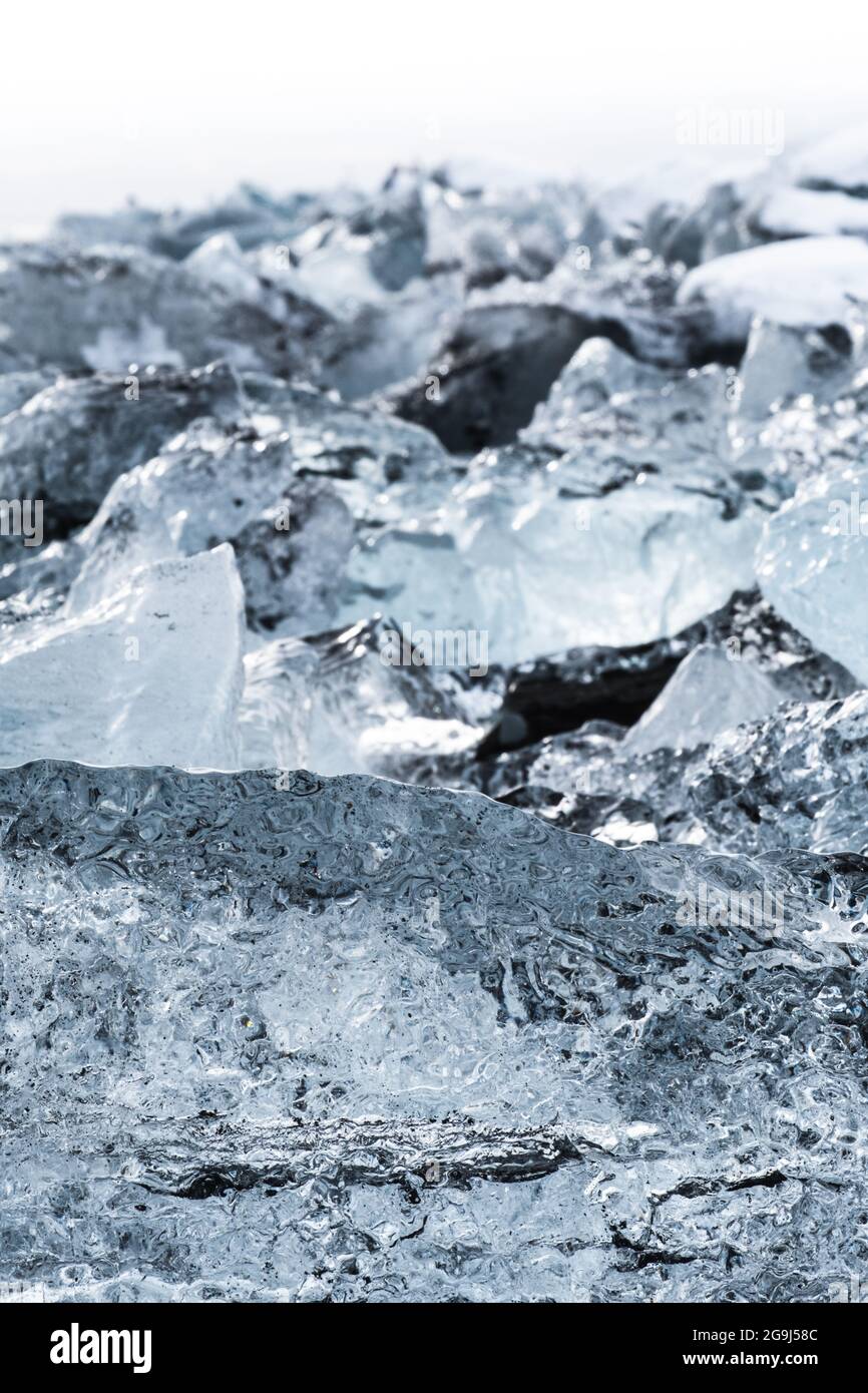 grandi blocchi di ghiaccio blu chiaro con riflessi Foto Stock