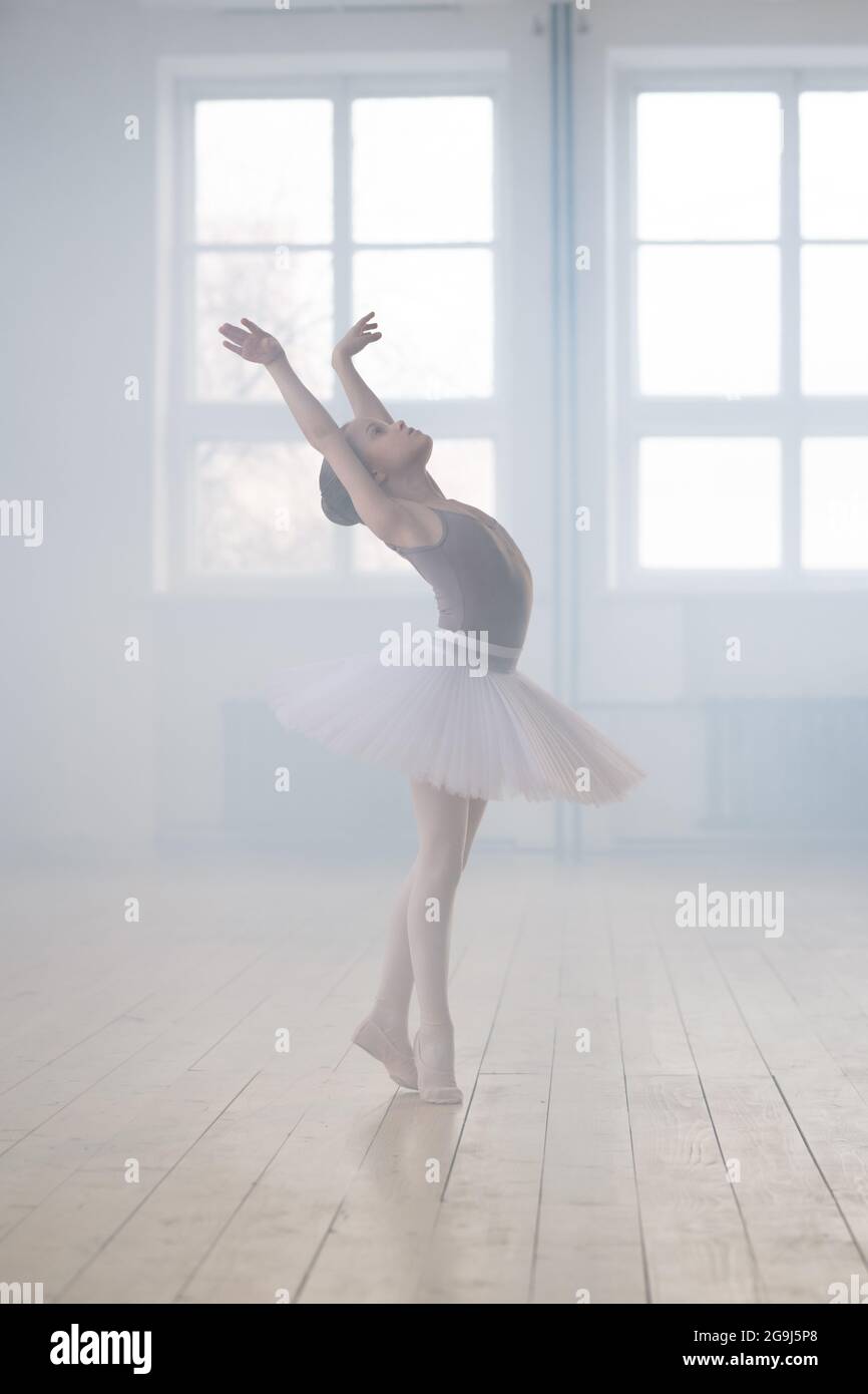 Carino bambina sognare di diventare ballerina professionista in una scuola  di danza classica Foto stock - Alamy