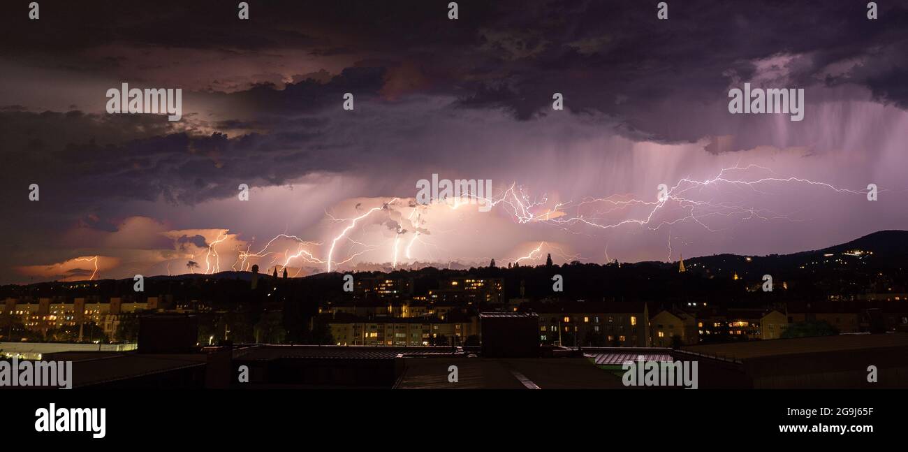 Tempesta su Vienna con un sacco di fulmini. Foto Stock